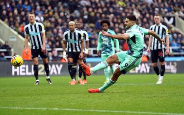 Mitrovic si calcia sul piede, niente gol su rigore