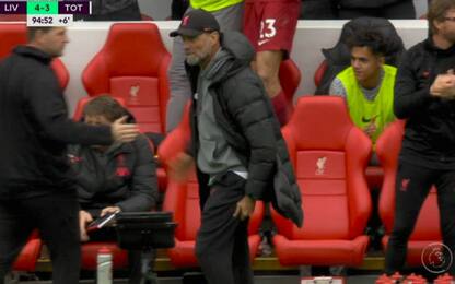 Liverpool, Klopp esulta e...si infortuna. Video