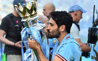 epa10644299 Ilkay Gundogan of Manchester kisses the English Premier League trophy after the English Premier League match between Manchester City and Chelsea FC in Manchester, Britain, 21 May 2023.  EPA/PETER POWELL EDITORIAL USE ONLY. No use with unauthorized audio, video, data, fixture lists, club/league logos or 'live' services. Online in-match use limited to 120 images, no video emulation. No use in betting, games or single club/league/player publications.