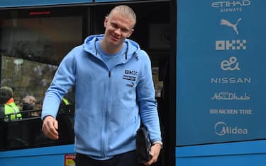 epa10599743 Manchester City's Erling Haaland arrives at the stadium ahead of the English Premier League soccer match between Fulham FC and Manchester City in London, Britain, 30 April 2023.  EPA/NEIL HALL