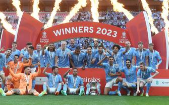 epa10670976 Manchester City players celebrate with the FA Cup trophy after winning the FA Cup final soccer match between Manchester City and Manchester United, in London, Britain, 03 June 2023.  EPA/ANDY RAIN EDITORIAL USE ONLY. No use with unauthorized audio, video, data, fixture lists, club/league logos or 'live' services. Online in-match use limited to 120 images, no video emulation. No use in betting, games or single club/league/player publications.