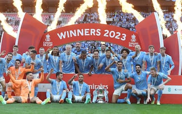 epa10670976 Manchester City players celebrate with the FA Cup trophy after winning the FA Cup final soccer match between Manchester City and Manchester United, in London, Britain, 03 June 2023.  EPA/ANDY RAIN EDITORIAL USE ONLY. No use with unauthorized audio, video, data, fixture lists, club/league logos or 'live' services. Online in-match use limited to 120 images, no video emulation. No use in betting, games or single club/league/player publications.