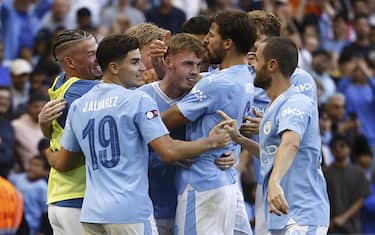 epa10787912 Cole Palmer (C) of Manchester City celebrates with teammates after scoring the 1-0 lead during the FA Community Shield soccer match between Arsenal London and Manchester City in London, Britain, 06 August 2023.  EPA/TOLGA AKMEN