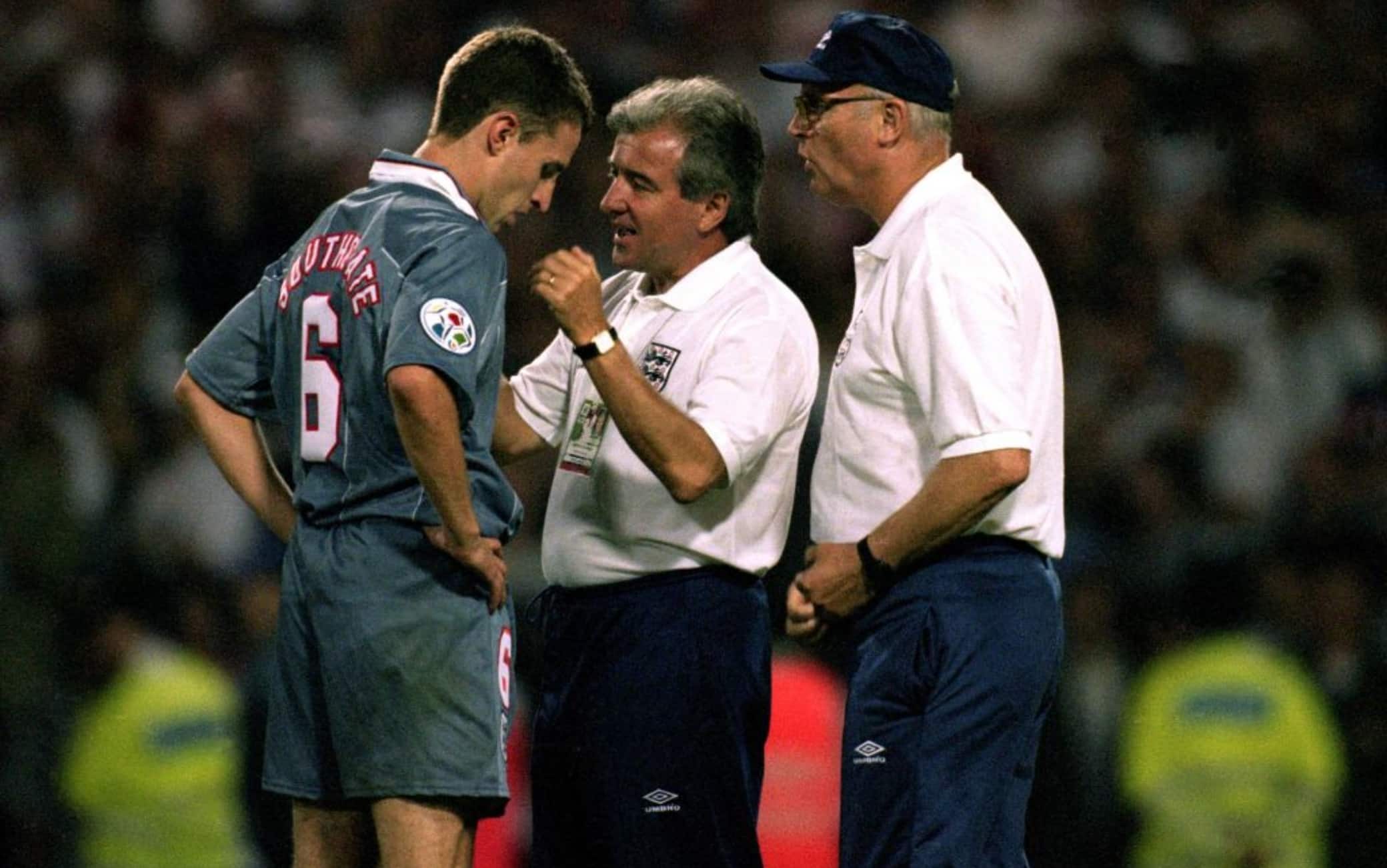 Terry Venables consola Soutghate (attuale Ct dell'Inghilterra) dopo il rigore fallito nella semifinale dell'Europeo del 1996 contro la Germania