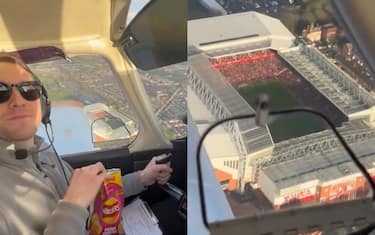 Tifoso guarda la partita del Liverpool dall'aereo