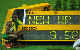 (090817) -- BERLIN, Aug. 17, 2009 -- Jamaica's Usain Bolt poses with the result board after winning the men's 100m final race of the 2009 IAAF Athletics World Championships in Berlin, Germany, on Aug. 16, 2009. Bolt set a new world record with a time of 9.58 seconds and claimed the title of the event. (Wu Wei) (zc) (Berlin - 2009-08-17, Wu Wei / Xinhua/photoshot/foto) p.s. la foto e' utilizzabile nel rispetto del contesto in cui e' stata scattata, e senza intento diffamatorio del decoro delle persone rappresentate