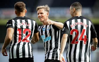 epa08567045 Newcastle's Dwight Gayle (L) celebrates with his teammates Matt Ritchie (C) and Henri Saivet (R) after scoring the 1-0 lead during the English Premier League soccer match between Newcastle United and Liverpool FC in Newcastle, Britain, 26 July 2020.  EPA/Owen Humphreys/NMC/Pool EDITORIAL USE ONLY. No use with unauthorized audio, video, data, fixture lists, club/league logos or 'live' services. Online in-match use limited to 120 images, no video emulation. No use in betting, games or single club/league/player publications.
