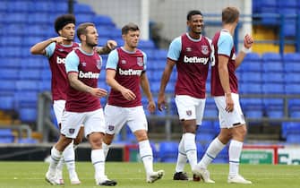 IPSWICH, ENGLAND - AUGUST 25: West Ham United players celebrate a goal during the Pre-Season Friendly between Ipswich Town and West Ham United at Portman Road on August 25, 2020 in Ipswich, England. (Photo by Stephen Pond/Getty Images)