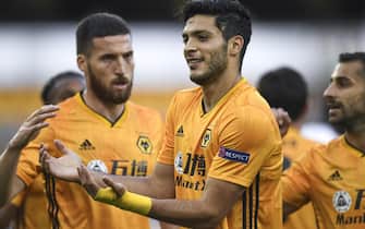 epa08588432 Raul Jimenez (C) of Wolverhampton celebrates with teammates after scoring the opneing goal during the UEFA Europa League Round of 16 second leg match between Wolverhampton Wanderers and Olympiacos in Wolverhampton, Britain, 06 August 2020.  EPA/PETER POWELL