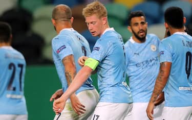 epa08606348 Kevin De Bruyne of Manchester City (C) reacts with teammates after scoring the 1-1 during the UEFA Champions League quarter final match between Manchester City and Olympique Lyon in Lisbon, Portugal 15 August 2020.  EPA/Miguel A. Lopes / POOL