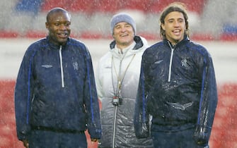LONDON - APRIL 5:  Manager Claudio Ranieri of Chelsea shares a joke with Hernan Crespo (R) and William Gallas (L) during the Chelsea Football Club training session at Highbury on April 5, 2004 in London.  Chelsea are preparing for the UEFA Champions League Quarter Final second leg match against Arsenal.  (Photo by Paul Gilham/Getty Images)