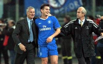 L'allenatore del Chelsea Claudio Ranieri festeggia con Frank Lampard nella partita di Champions League contro la Lazio all'Olimpico di Roma il 4 novembre 2003. ANSA/FILIPPO MONTEFORTE