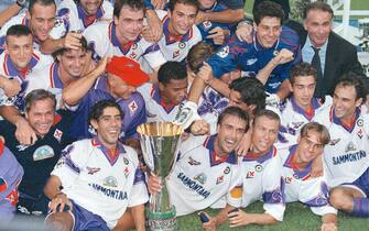 L'esultanza dei giocatori della Fiorentina per la conquista della Supercoppa italiana contro il Milan il 26 agosto 1996. ANSA/PESSINA