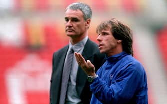 Chelsea's Gianfranco Zola (r) ponders the mysteries of the universe, watched by manager Claudio Ranieri (l)  (Photo by Steve Morton/EMPICS via Getty Images)