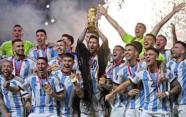 Award ceremony, Lionel MESSI (ARG) with cup, cup, trophy, team photo, team, team, team photo. jubilation, joy, enthusiasm, game 64, FINAL Argentina - France 4-2 nE (3-3) on December 18th, 2022, Lusail Stadium Football World Cup 20122 in Qatar from November 20th. - 18.12.2022 ?