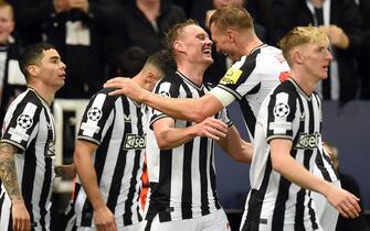 epa10900498 Sean Longstaff (C) of Newcastle celebrates with teammates after scoring the 3-0 during the UEFA Champions League Group F match between Newcastle United and Paris Saint-Germain in Newcastle, Britain, 04 October 2023.  EPA/PETER POWELL