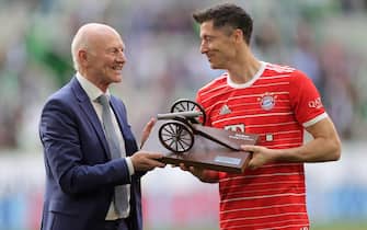 epa09946960 Bayern's Robert Lewandowski (R) receives the trophy for the top goal scorer of the season after the German Bundesliga soccer match between VfL Wolfsburg and FC Bayern Muenchen in Wolfsburg, northern Germany, 14 May 2022.  EPA/FRIEDEMANN VOGEL CONDITIONS - ATTENTION: The DFL regulations prohibit any use of photographs as image sequences and/or quasi-video.