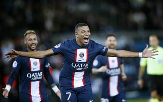 epa10218628 Paris Saint Germain's Kylian Mbappe celebrates after scoring the 2-1 lead during the French Ligue 1 soccer match between PSG and OGC Nice at the Parc des Princes stadium in Paris, France, 01 October 2022.  EPA/YOAN VALAT