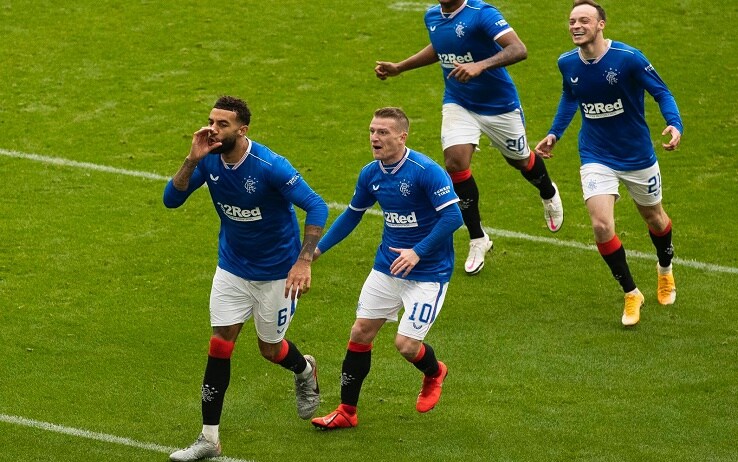 Connor Goldson festeggia la rete dello 0-1 in Celtic-Rangers