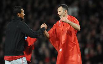 epa03673270 Manchester United's Nani (L) and Ryan Giggs (R) celebrate after the English Premier League match between Manchester United and Aston Villa at the Old Trafford stadium in Manchester, Britain, 22 April 2013. Manchester United beat Aston Villa 3-0 to claim their 20th league title.  EPA/PETER POWELL DataCo terms and conditions apply.  https://www.epa.eu/downloads/DataCo-TCs.pdf