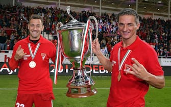epa04234908 Debrecen VSC-TEVA players Csaba Bernath (L) and Tibor Dombi (R) celebrate with the trophy after winning the Hungarian soccer league championship following the match against Budapest Honved at Nagyerdei Stadium in Debrecen, Hungary, late 31 May 2014.  EPA/ZSOLT CZEGLEDI HUNGARY OUT
