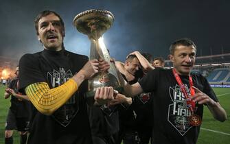 epa07595443 Partizan players Vladimir Stojkovic (L) and Sasa Ilic (R) celebratewith the trophy after winning  the Serbian Cup final soccer match between Red Star and Partizan in Belgrade, Serbia, 23 May 2019  EPA/ANDREJ CUKIC