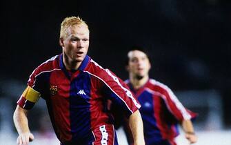 Ronald Koeman in action for FC Barcelona during the season 1993/1994. (Photo by VI Images via Getty Images)