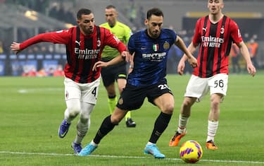 AC Milan s Ismael Bennacer (L) challenges for the ball  Inter Milan s Hakan Calhanoglu during the Italian serie A soccer match between FC Inter  and Milan at Giuseppe Meazza stadium in Milan, 5 February   2022.
ANSA / MATTEO BAZZI