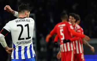 epa10436472 Marvin Plattenhardt (L) of Hertha reacts while Union players celebrate winning the German Bundesliga soccer match between Hertha BSC and FC Union Berlin in Berlin, Germany, 28 January 2023.  EPA/CLEMENS BILAN (ATTENTION: The DFL regulations prohibit any use of photographs as image sequences and/or quasi-video.)