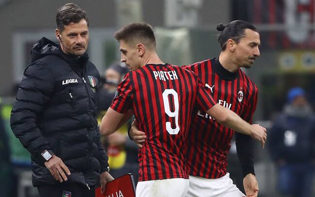 Krzysztof Piatek (nomor 9) kalah bersaing dengan Zlatan Ibrahimovic.