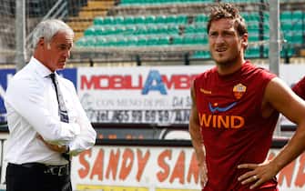 SIENA, ITALY - SEPTEMBER 13:  Claudio Ranieri the coach of ASRoma watches his players training before the Serie A match between AC Siena v AS Roma at Artemio Franchi - Mps Arena on September 13, 2009 in Siena, Italy.  (Photo by Paolo Bruno/Getty Images)