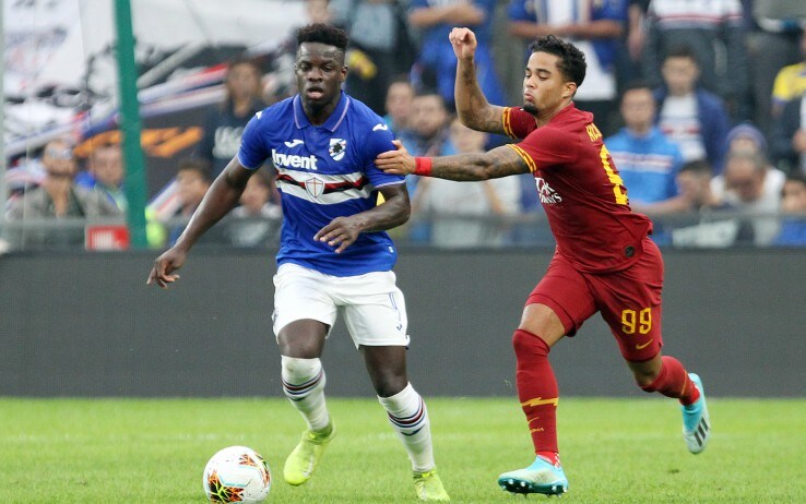 Vieira contrastato da Kluivert durante un'azione di Sampdoria-Roma