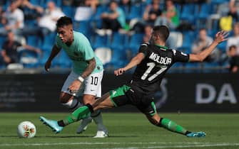 REGGIO NELL'EMILIA, ITALY - OCTOBER 20:  Lautaro Martinez of FC Internazionale is challenged by Mert Muldur of US Sassuolo during the Serie A match between US Sassuolo and FC Internazionale at Mapei Stadium - Citta del Tricolore on October 20, 2019 in Reggio nell'Emilia, Italy  (Photo by Emilio Andreoli/Getty Images)