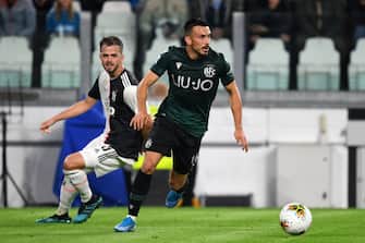 TURIN, ITALY - OCTOBER 19:  Nicola Sansone of Bologna and Miralem Pjanic of Juventus compete for the ball during the Serie A match between Juventus and Bologna FC at  on October 19, 2019 in Turin, Italy. (Photo by Etsuo Hara/Getty Images)