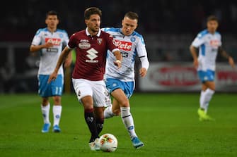 TURIN, ITALY - OCTOBER 06:  Simone Verdi (L) of Torino FC is challenged by Piotr Zielinski of SSC Napoli during the Serie A match between Torino FC and SSC Napoli at Stadio Olimpico di Torino on October 6, 2019 in Turin, Italy.  (Photo by Valerio Pennicino/Getty Images)