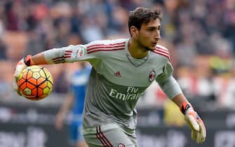 MILAN, ITALY - OCTOBER 25:  Gianluigi Donnarumma of AC Milan in action during the Serie A match between AC Milan and US Sassuolo Calcio at Stadio Giuseppe Meazza on October 25, 2015 in Milan, Italy.  (Photo by Claudio Villa/Getty Images)