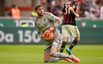 MILAN, ITALY - OCTOBER 25:  Gianluigi Donnarumma of AC Milan in action during the Serie A match between AC Milan and US Sassuolo Calcio at Stadio Giuseppe Meazza on October 25, 2015 in Milan, Italy.  (Photo by Claudio Villa/Getty Images)
