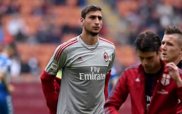 MILAN, ITALY - OCTOBER 25:  Gianluigi Donnarumma of AC Milan looks on during the Serie A match between AC Milan and US Sassuolo Calcio at Stadio Giuseppe Meazza on October 25, 2015 in Milan, Italy.  (Photo by Claudio Villa/Getty Images)