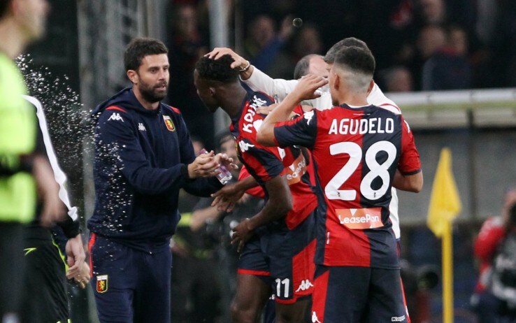 Thiago Motta esulta insieme a Kouamé dopo il gol del 2-1