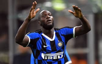 MILAN, ITALY - AUGUST 26:  Romelu Lukaku of FC Internazionale  celebrates after scoring his team third goal during the Serie A match between FC Internazionale and US Lecce at Stadio Giuseppe Meazza on August 26, 2019 in Milan, Italy.  (Photo by Alessandro Sabattini/Getty Images)