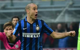 Inter Milan's forward from Argentina Rodrigo Palacio celebrates after scoring during the Italian Serie A football match between Inter Milan and Carpi at San Siro Stadium in Milan on January 24, 2016. AFP PHOTO / GIUSEPPE CACACE / AFP / GIUSEPPE CACACE        (Photo credit should read GIUSEPPE CACACE/AFP/Getty Images)