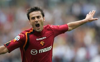 ROME, ITALY:  AS Roma's forward Vincenzo Montella celebrates after scoring against Fiorentina  during a Serie A football match at Rome's Olympic stadium 12 September 2004. AFP PHOTO/Paolo COCCO  (Photo credit should read PAOLO COCCO/AFP via Getty Images)