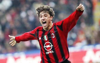 MILAN, ITALY - FEBRUARY 6:  Hernan Crespo of AC Milan celebrates during the Italian Serie A football match against Lazio February 6, 2005 at San Siro stadium in Milan, Italy.  (Photo by New Press/Getty Images)