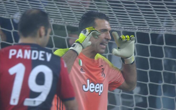 Gigi Buffon sprona i compagni durante il match con il Genoa