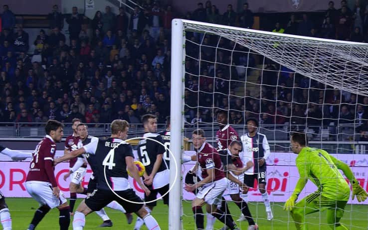 Il tocco di braccio di de Ligt in Torino-Juve: non è calcio di rigore