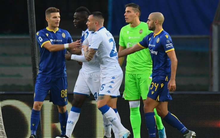 Compagni e avversari provano a calmare Balotelli