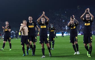 1178930313 BRESCIA, ITALY - OCTOBER 29: The FC Internazionale players salute the crowd at the end of the Serie A match between Brescia Calcio and FC Internazionale at Stadio Mario Rigamonti on October 29, 2019 in Brescia, Italy. (Photo by Marco Luzzani/Getty Images)