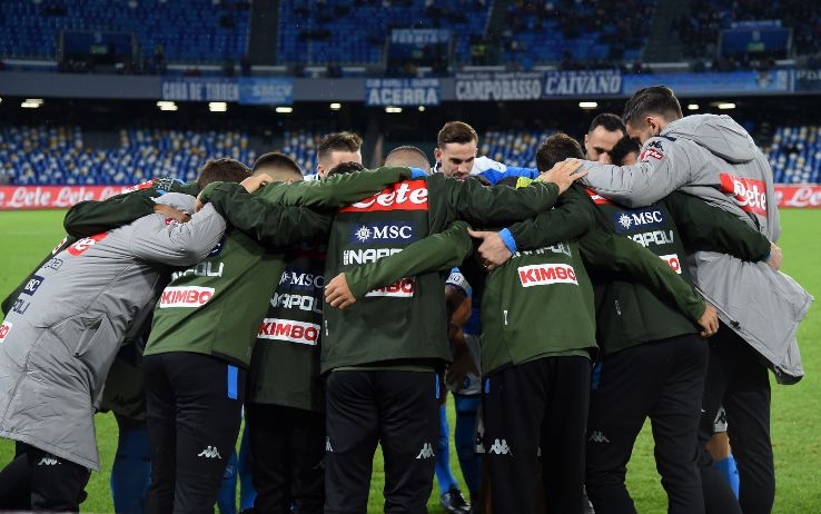 I giocatori del Napoli in cerchio prima del fischio d'inizio