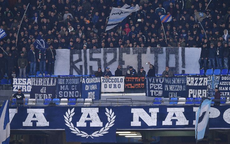 Lo striscione dei tifosi esposto durante i novanta minuti