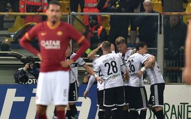 Roma stanca, il Parma fa festa: 2-0 al Tardini